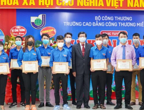 Lãnh đạo Nhà trường khen thưởng Đoàn viên, Hội viên Hội sinh viên có thành tích xuất sắc trong phòng chống dịch COVID-19